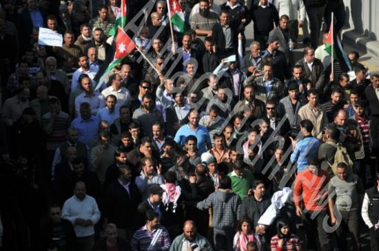 مسيرة نقابية من أمام مجمع النقابات و " 9 " نقابات تنسحب (  بيان  - صور )